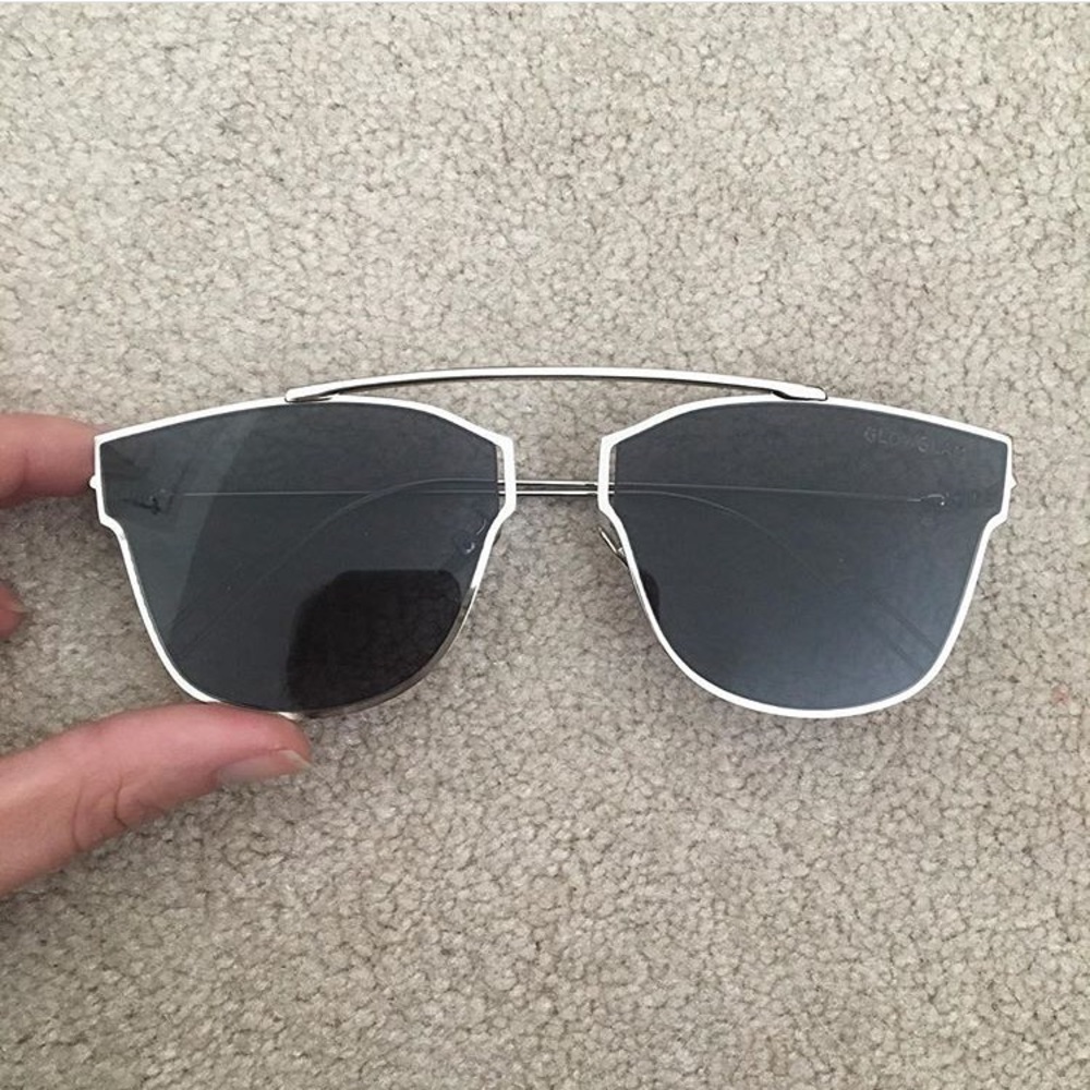 NEVER WORN sunglasses